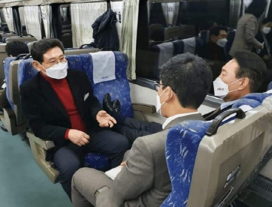 지난 2월13일 이상일(왼쪽) 국민의힘 전 의원이 윤석열(오른쪽) 국민의힘 대선후보와의 '열정열차' 일정 동행 사진을 자신의 SNS에 게재했다가 윤 후보가 타인이 앉을 좌석에 구둣발을 올렸다는 논란을 불렀다. 이 전 의원은 논란 확대가 예상되자 사진을 이내 삭제했지만, 이를 보존한 네티즌 등으로부터 재확산되며 비판을 샀다.